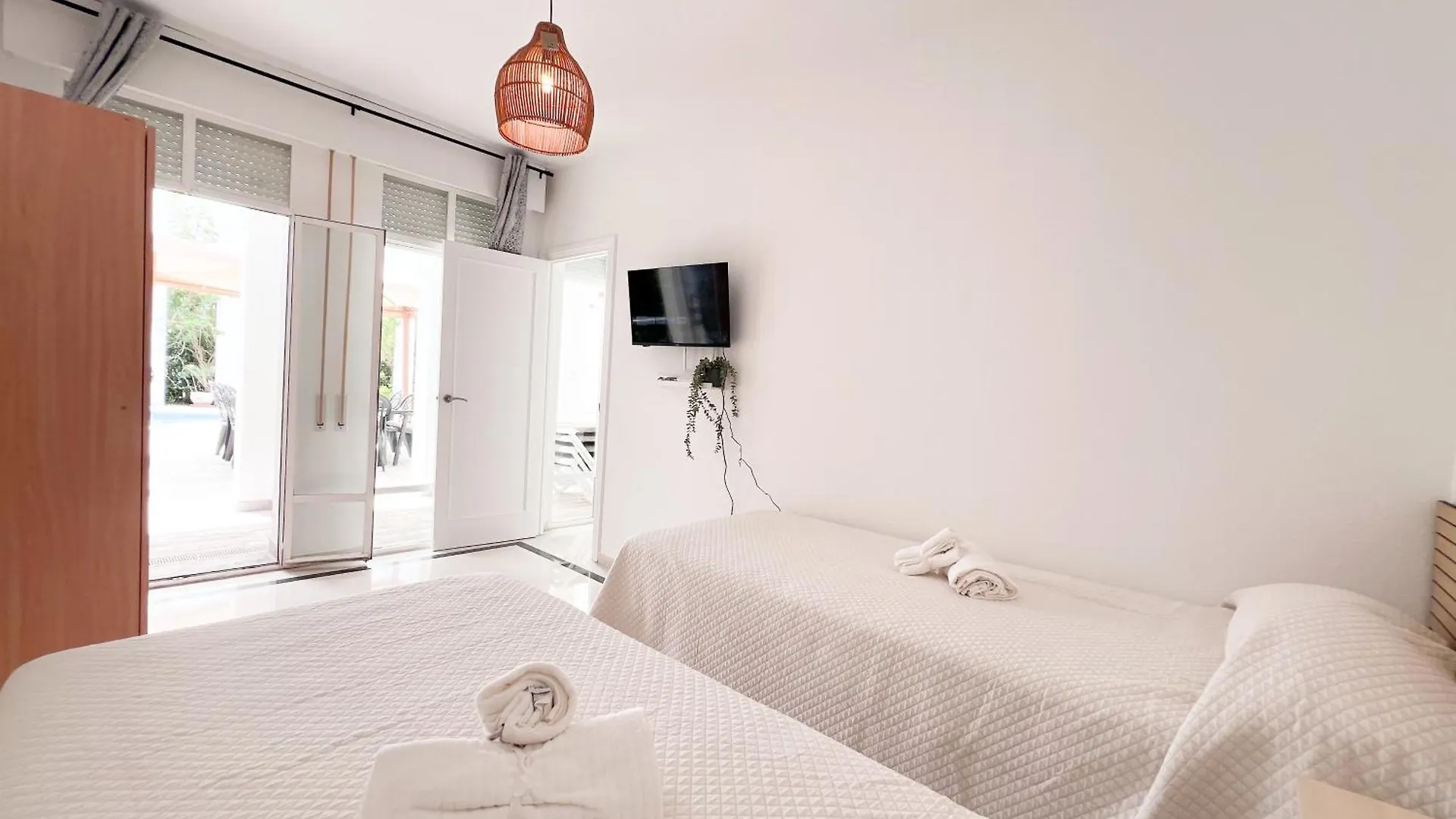 Villa Malibu Cerca De Puerto Banus Por Douvlecom 马尔韦利亚