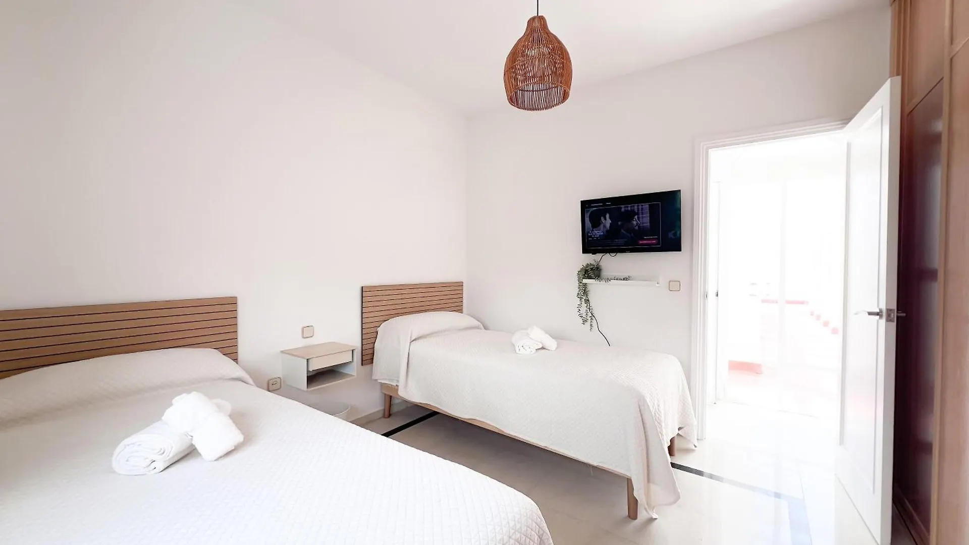 Villa Malibu Cerca De Puerto Banus Por Douvlecom 马尔韦利亚