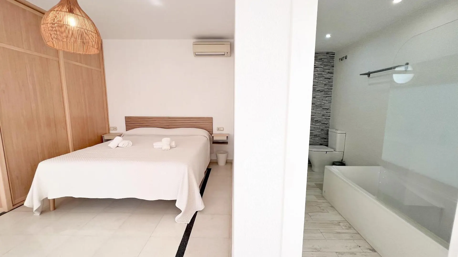 Villa Malibu Cerca De Puerto Banus Por Douvlecom 马尔韦利亚