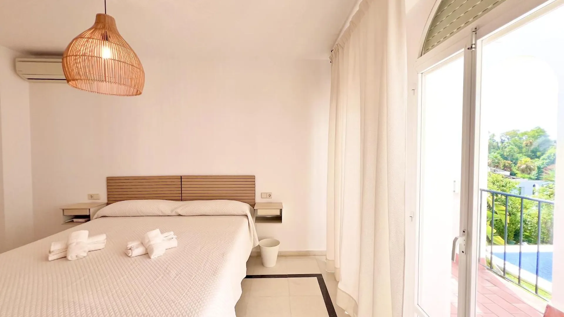 Villa Malibu Cerca De Puerto Banus Por Douvlecom 马尔韦利亚