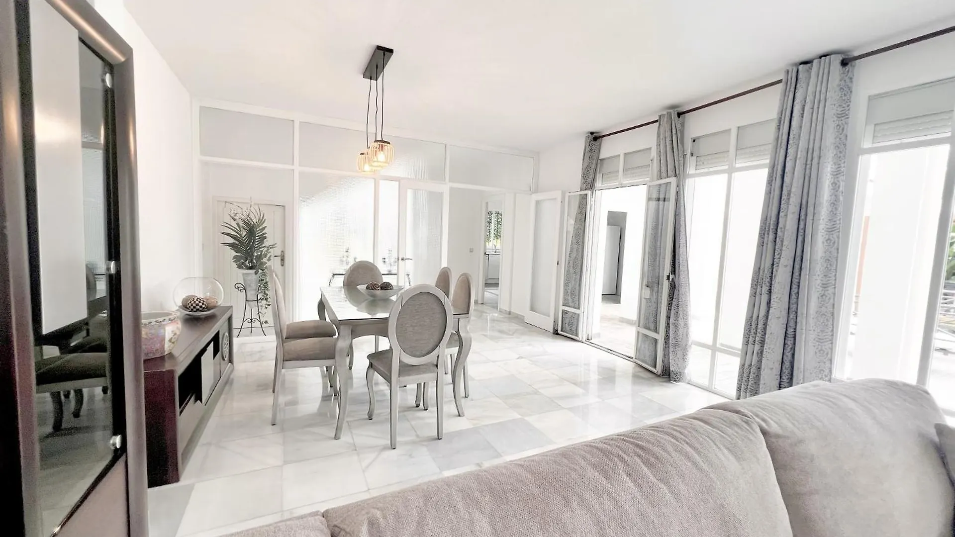Villa Malibu Cerca De Puerto Banus Por Douvlecom 马尔韦利亚